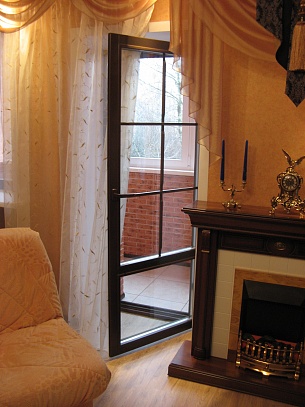 Деревянная балконная дверь с деревянной раскладкой. Плавск, Тульская область